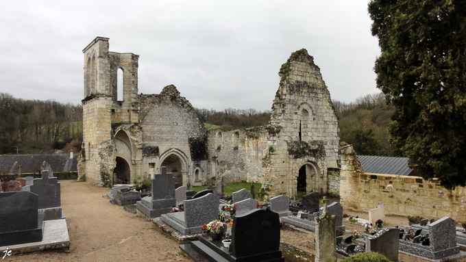 la ruine dans le cimetière de Cunault