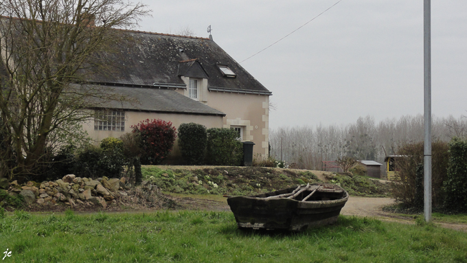 la barque est prête pour le déluge à Port de Vallée