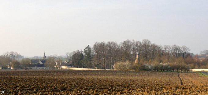 l'église de Louerre et les vestiges d'un ancien moulin à vent