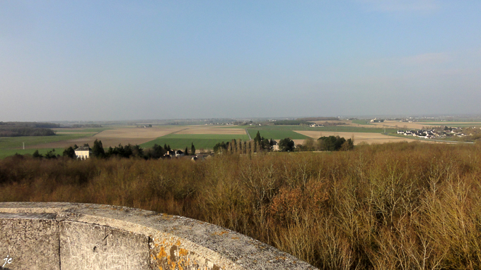 la vue de la tour Beauregard sur le sentier d'interprétation à Louerre