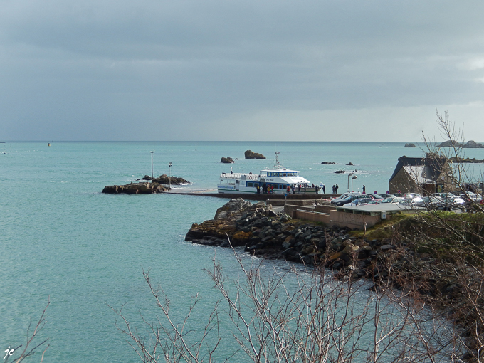 l'embarcadère et la vedette pour l'île de Bréhat à l'Arcoues
