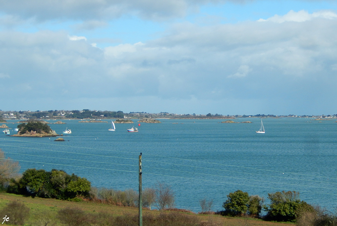 la vue sur la pointe de Gouern et l'anse de Launay près de Logu