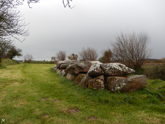 l'allée couverte du Melus sur la rando du Circuit de Loguivy de