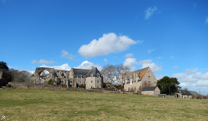 l'abbaye de Beauport sur le GR 34