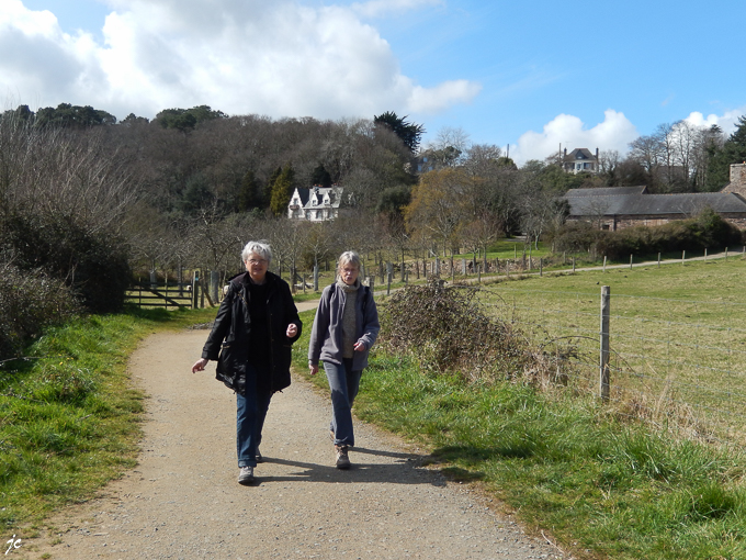 Simone et Ghislaine près de l'abbaye de Beauport sur le GR 34
