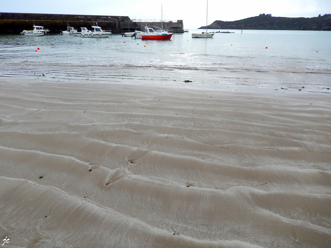 la plage et le port de Bréhec