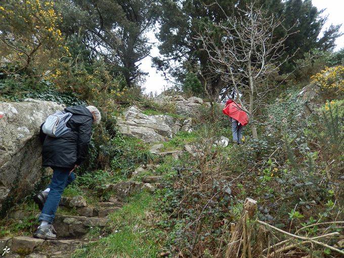 Ghislaine et Simone en pleine escalade sur le PR à Lannévez