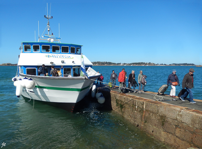Ghislaine et Simone débarquent de la vedette de l'île de Bré