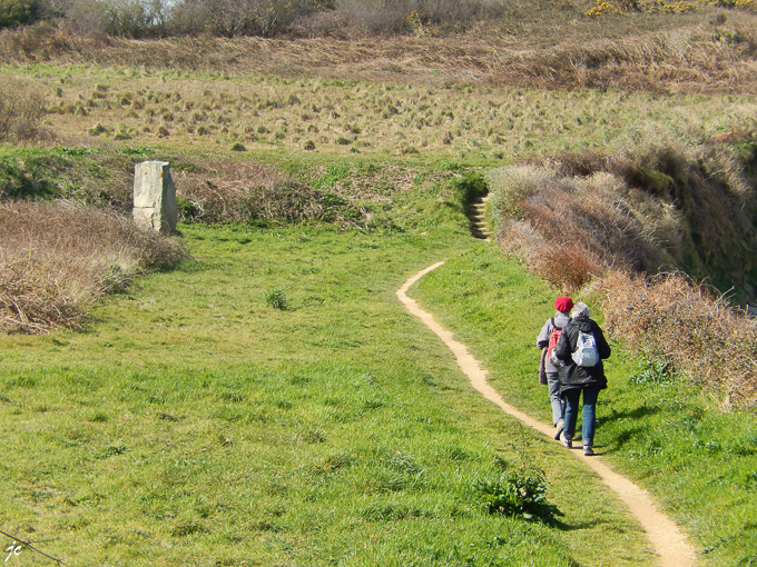 Simone et Ghislaine sur le GR34 près du sillon de Talbert