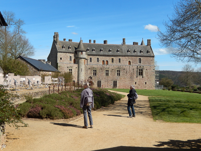 Simone et Ghislaine devant le château de la Roche Jagu