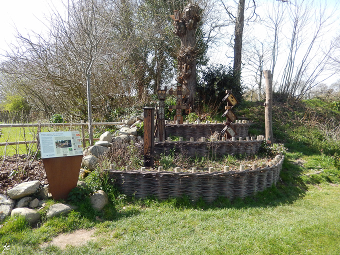 les hôtels à insectes dans le jardin clos du château de la Ro
