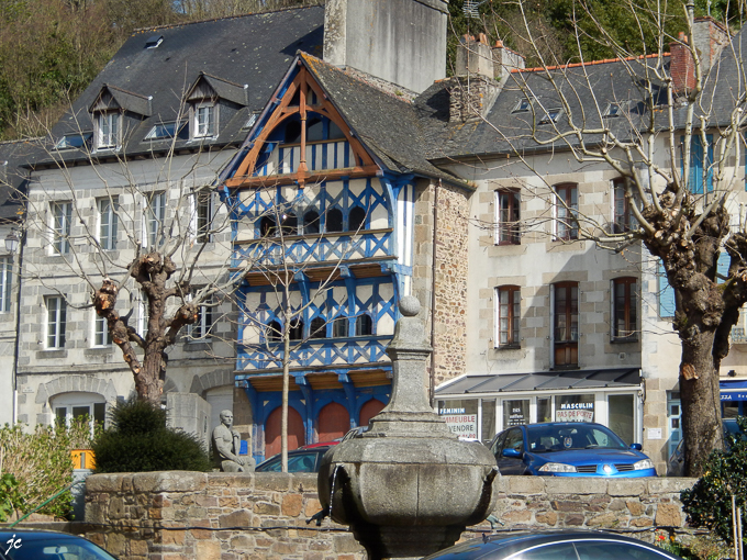 la maison à colombage en encorbellement à Pontrieux