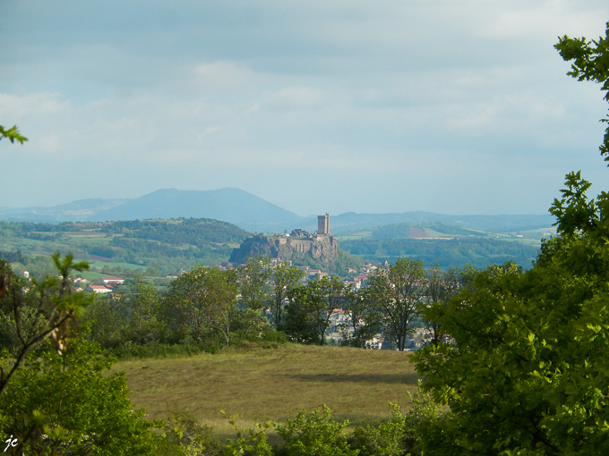 sur le Gr70 à la sortie du Puy en Velay, la forteresse de Polignac