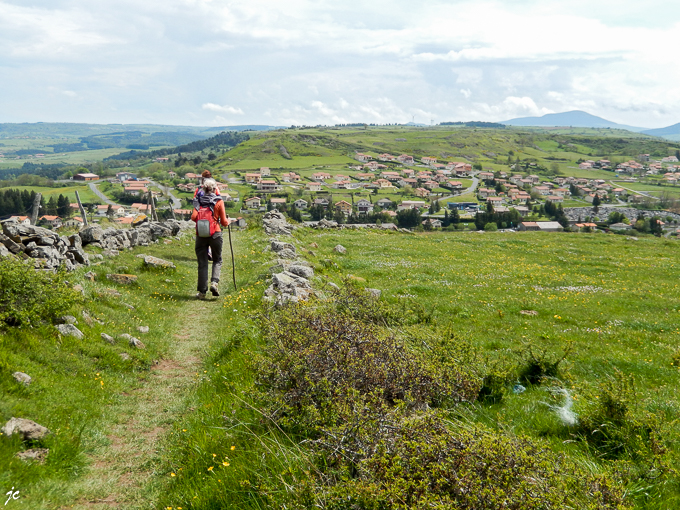 Simone et Magali sur fond de Monastier sur Gazeille, notre étape du jour