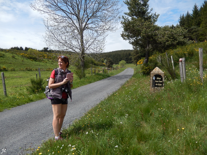 Magali dans la montée vers l'abbaye Notre Dame des Neiges