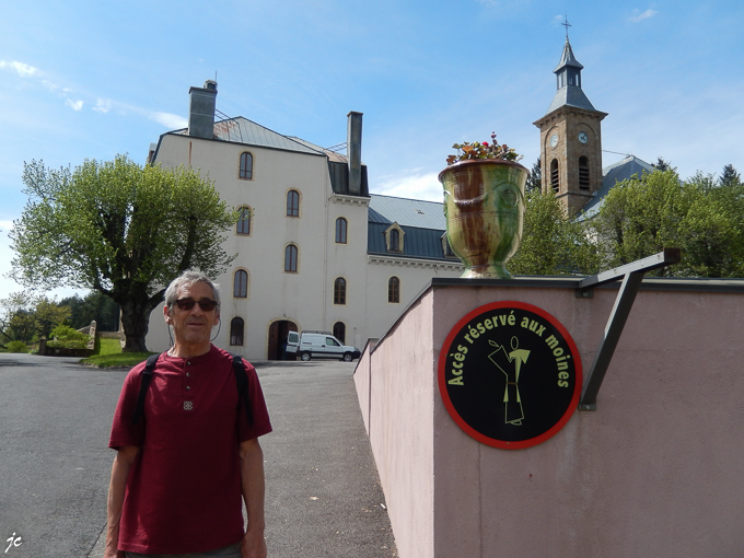 jc devant l'abbaye Notre Dame des Neiges