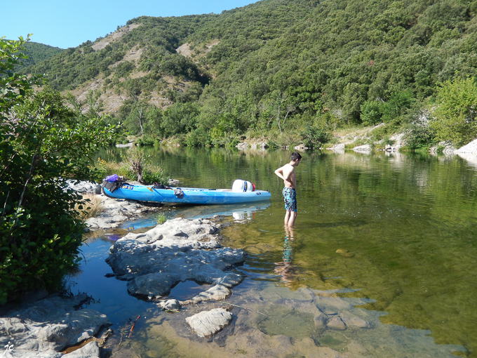 la descente de l'Ardèche (15 km) de Sampzon à Châmes en canoë, l'arrêt baignade