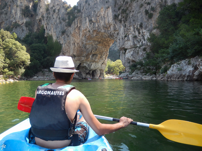 la descente de l'Ardèche (15 km) de Sampzon à Châmes en canoë, l'arrivée au Pont d'Arc