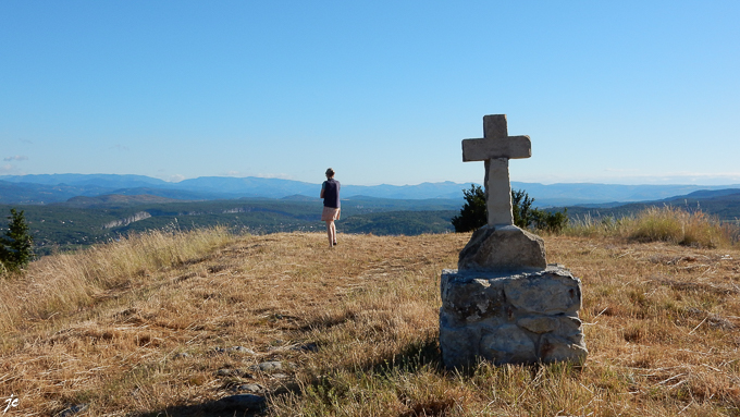 Simone admire le panorama du rocher de Sampzon