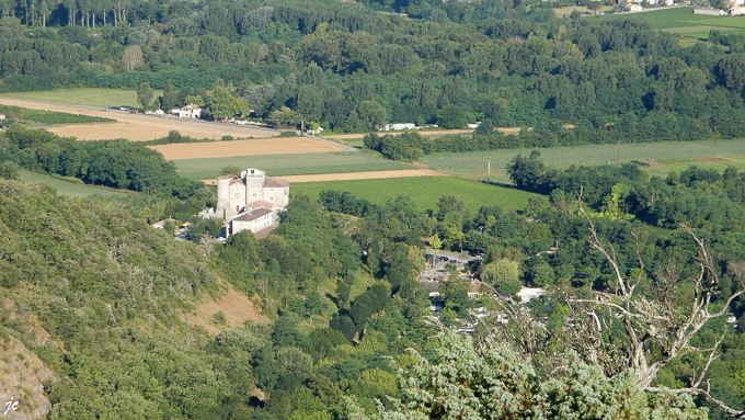 la vue du rocher de Sampzon sur le château La Bastide 