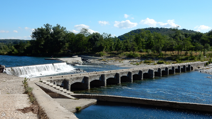le toboggan et le pont submersible au moulin de Sampzon
