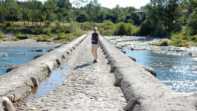 Simone sur le pont submersible sur l'Ardèche