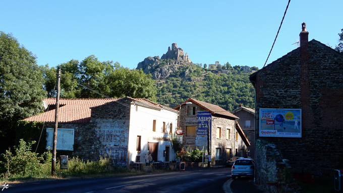 le château de Léotoing vu de Lanau