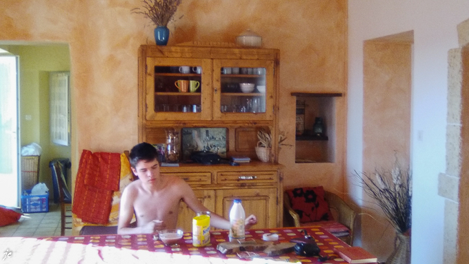 Théo dans le gîte de l'Olivier à Sampzon