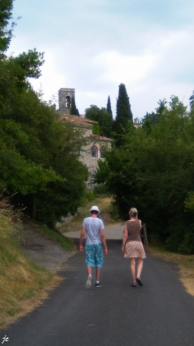 Théo et Simone dans la montée à Sampzon