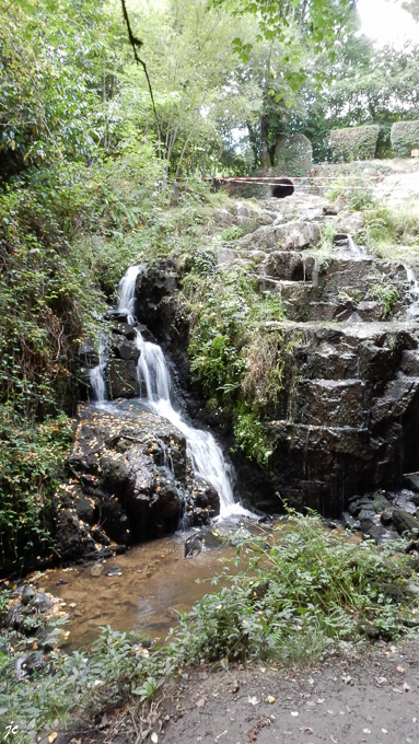 la petite cascade sur la rivière Dorée ou le Cançon à Mortain