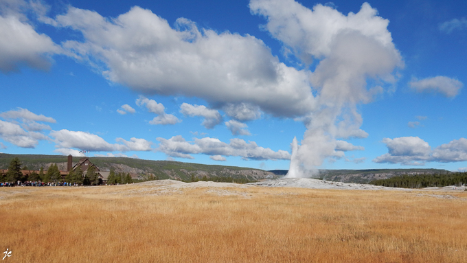 dans le Yellowstone national park, Old Faithfull geyser