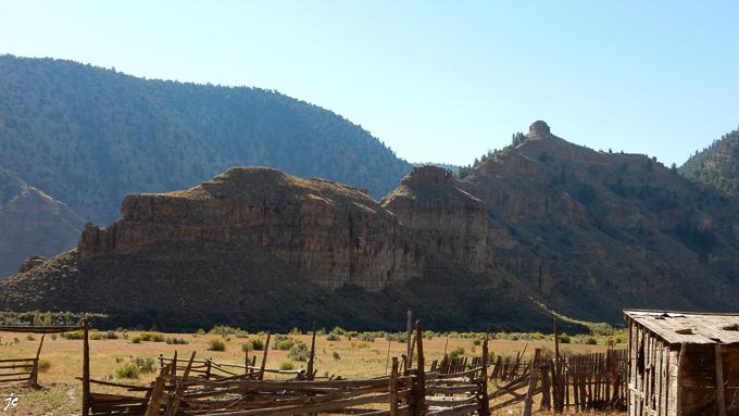 le relief de la bordure de la vallée