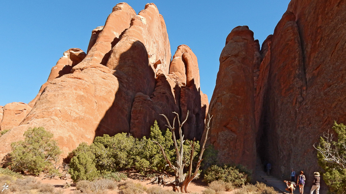 dans Arches National park, devant Sand Dune Archs