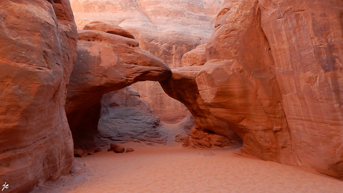 dans Arches National park, Sand Dune Arch