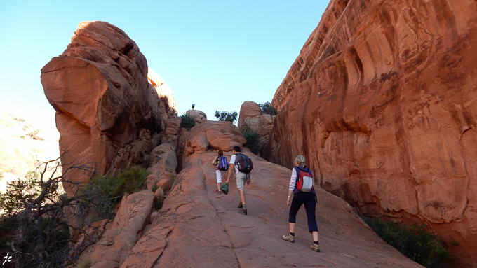 dans Arches National park, le sentier près de Wall Arch