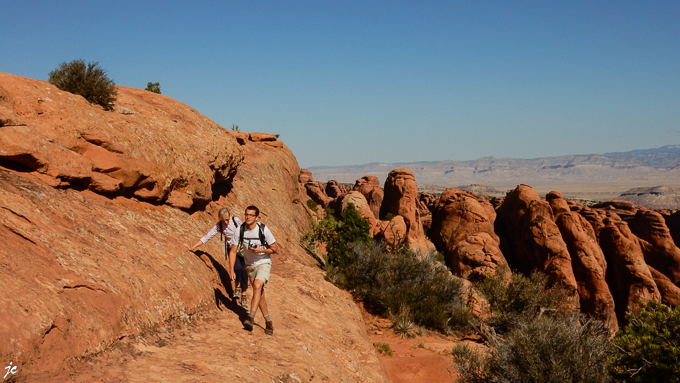 dans Arches National park, un passage sportif, Cyril vient en aide