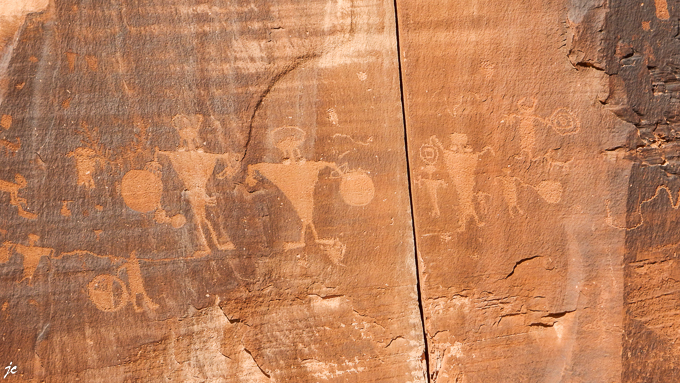de l'art rupestre, les pétroglyphes sur la falaise le long du Colorado