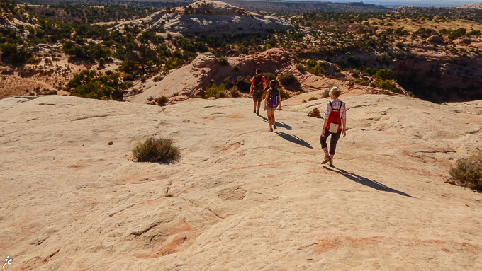 dans Canyonlands National Park, sur la Grand View Point road, Aztec Butte, Simone, Magali et Cyril