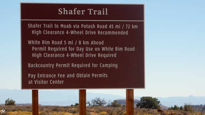 la descente dans le canyon du Colorado sur le Shafer Canyon road à Canyonlands National park