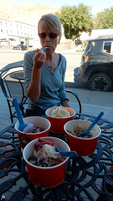 Simone à Moab, la glace chez FROZEN YOGURT