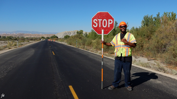 Pio l'homme de la circulation pause sur la State Route 24 (SR24) dans le comté de Wayne en Utah