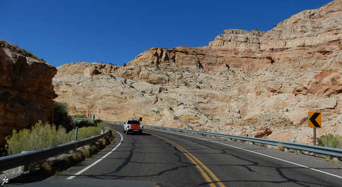 le pilot car sur la State Route 24 (SR24) dans le comté de Wayne en Utah, Capitol Reef National park