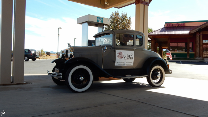 la Ford à la station service sur la State Route 24 (SR24) dans le comté de Wayne en Utah, Capitol Reef National park