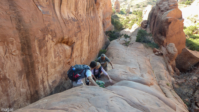 dans Arches National park, la montée sur le Devils Garden Trail