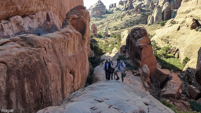 dans Arches National park, la montée sur le Devils Garden Trail