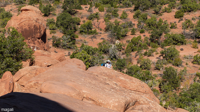 dans Arches National park, sur le Devils Garden Trail, la descente