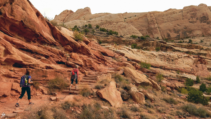 sur le Hickman Bridge trail