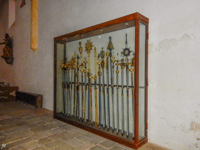 les crosses dans l'église Notre Dame du Puy à Figeac