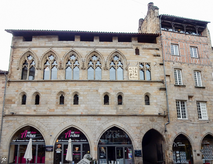 une façade gothique place Champollion à Figeac