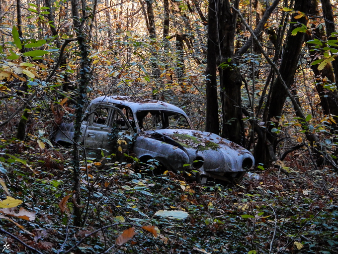 la carcasse de Renault Dauphine